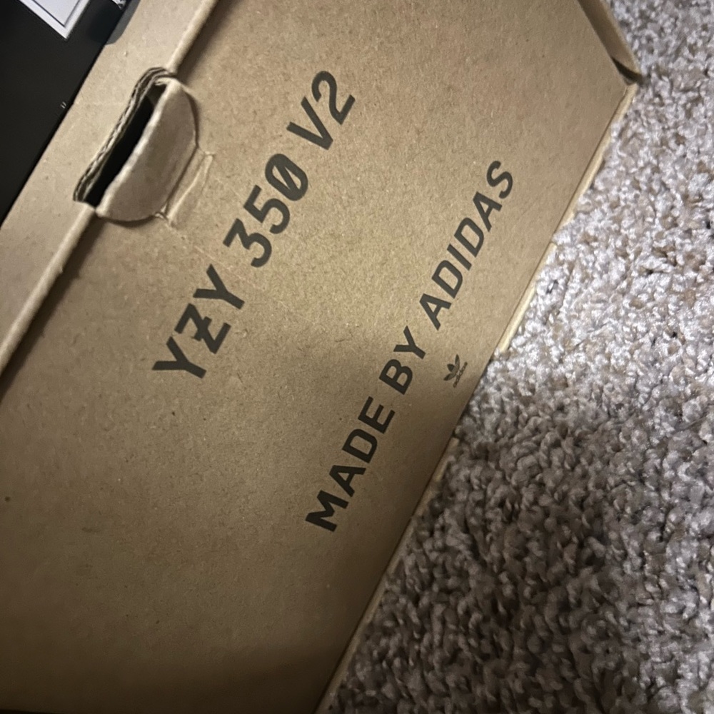 Yeezy 350 - Picture 2 of 2